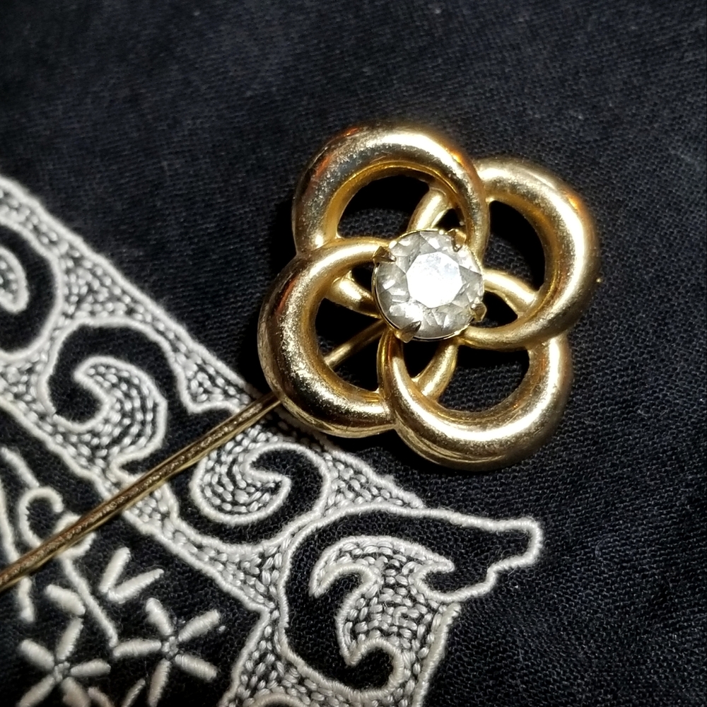 Vintage love knot stick pin gold tone clear rhinestone Victorian pinwheel